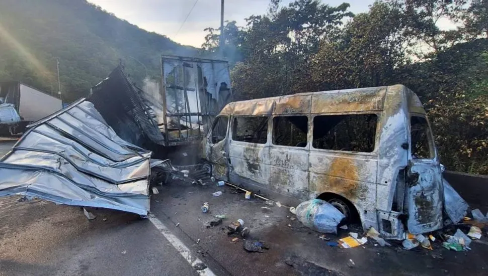 Mesmo ferido, motorista de van acidentada na BR-376 salva 15 passageiros antes de incêndio