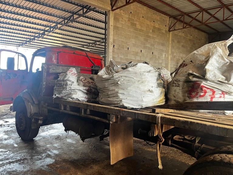 PF prende quatro pessoas e apreende dois caminhões com cargas ilegais na fronteira com a Argentina