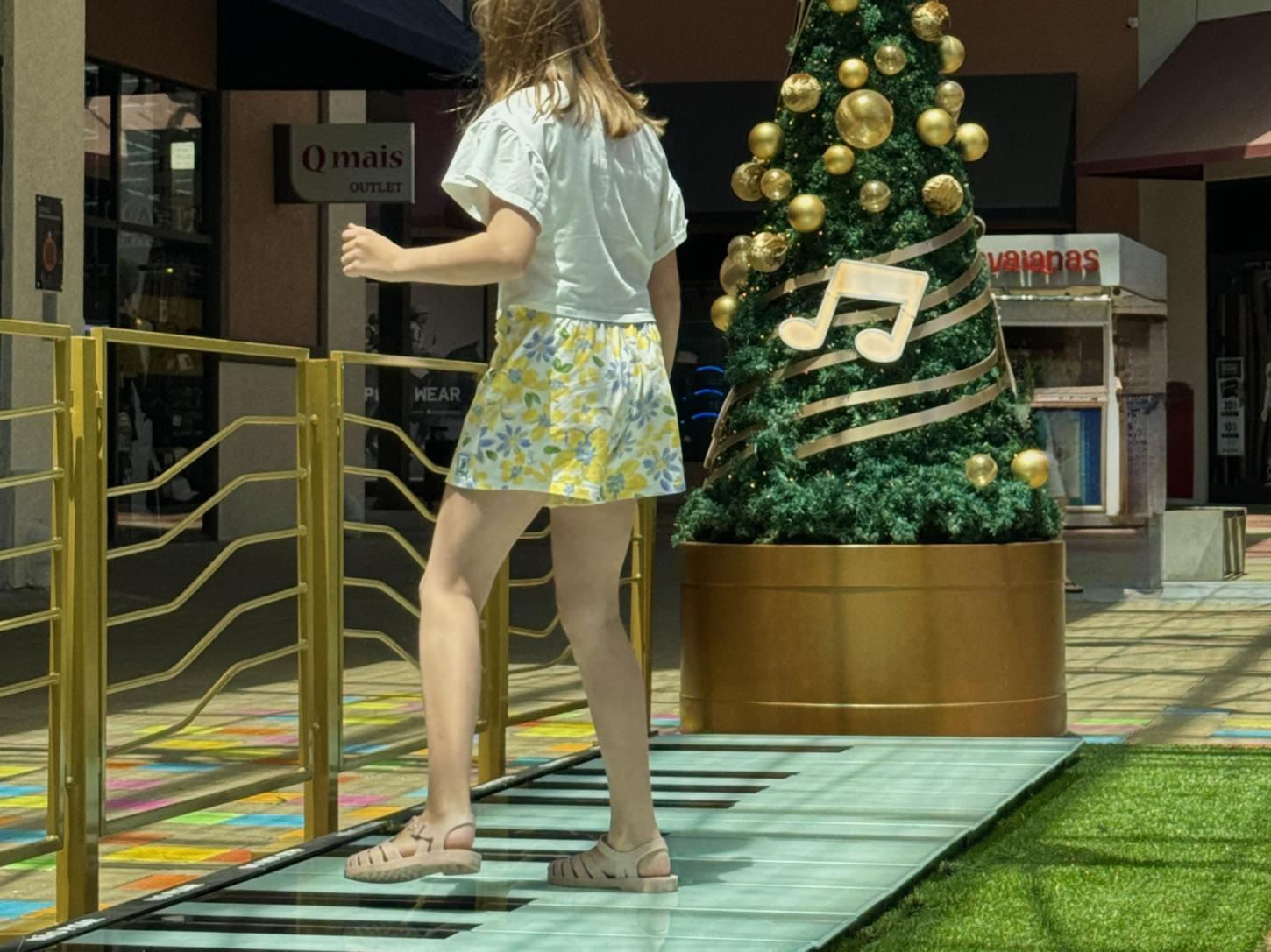 Piano gigante de Natal: decoração leva universo da música para o Porto Belo Outlet Premium