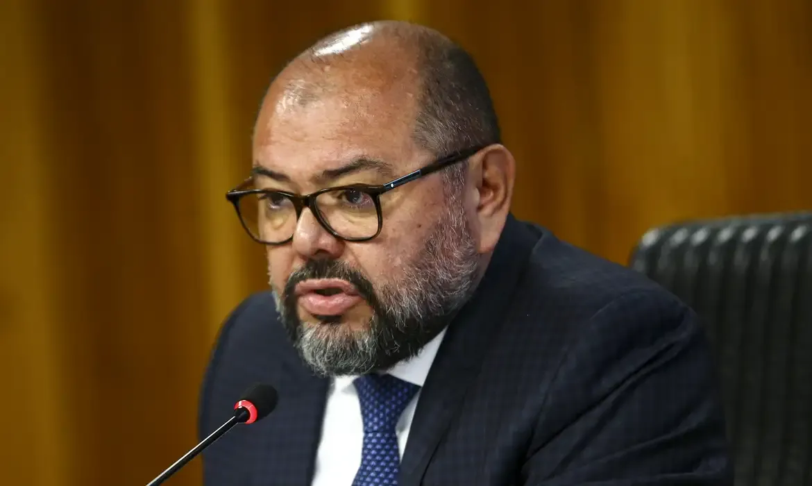 Polícia Federal aponta ex-ministro de Bolsonaro como pilar institucional de desvios