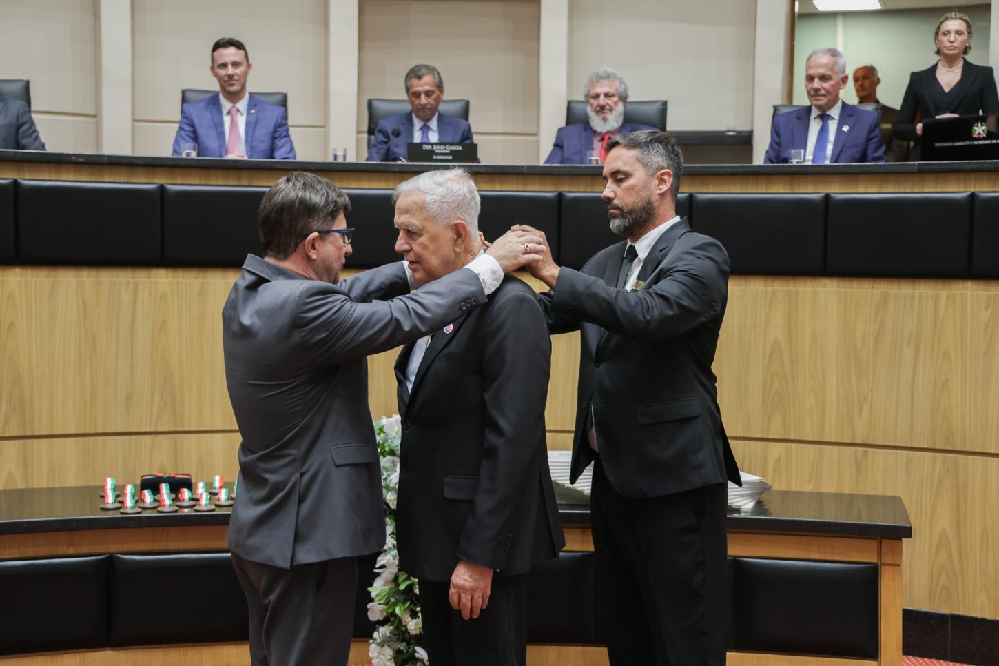 Andrônico Pereira Filho recebe Comenda do Mérito Legislativo da Assembleia Legislativa