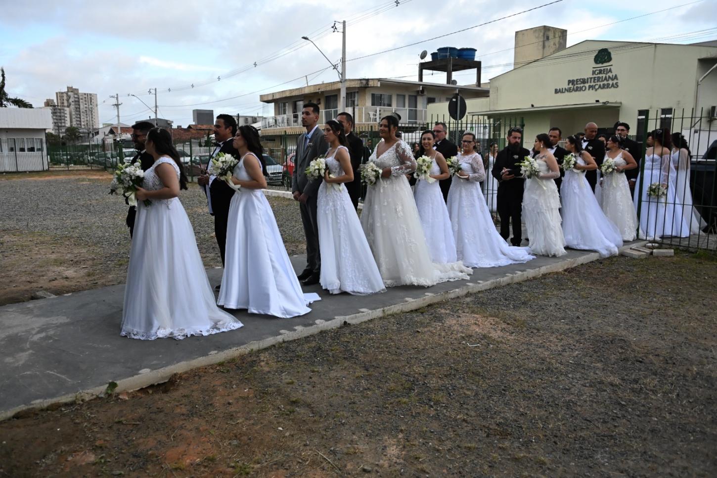 Casamento Coletivo oficializa a união de 17 casais e reúne 400 convidados em Balneário Piçarras
