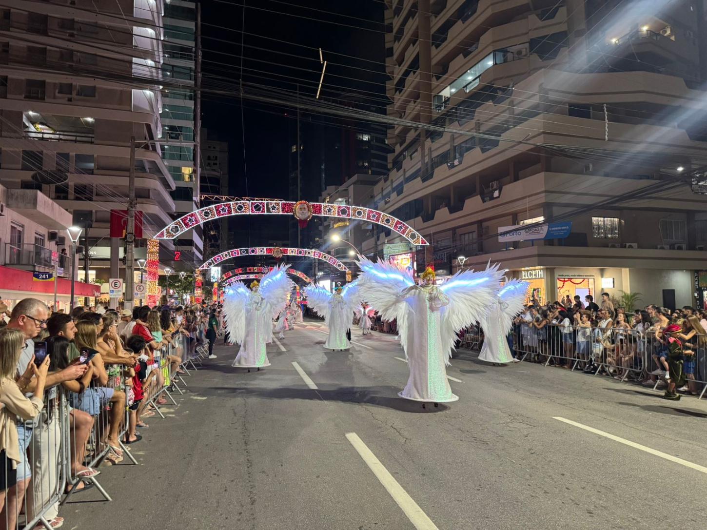 Desfile de Natal de Itapema lota a Meia Praia e celebra talento da comunidade