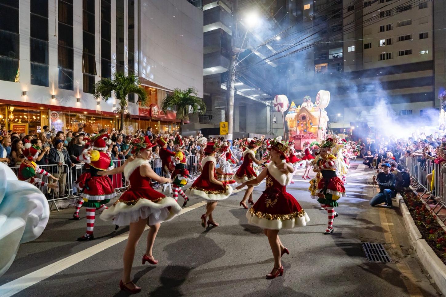 Desfile de Natal volta a encantar a Avenida Atlântica nesta quarta-feira