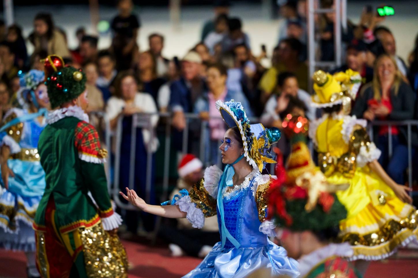Desfiles de Natal encantam adultos e crianças em Balneário Camboriú