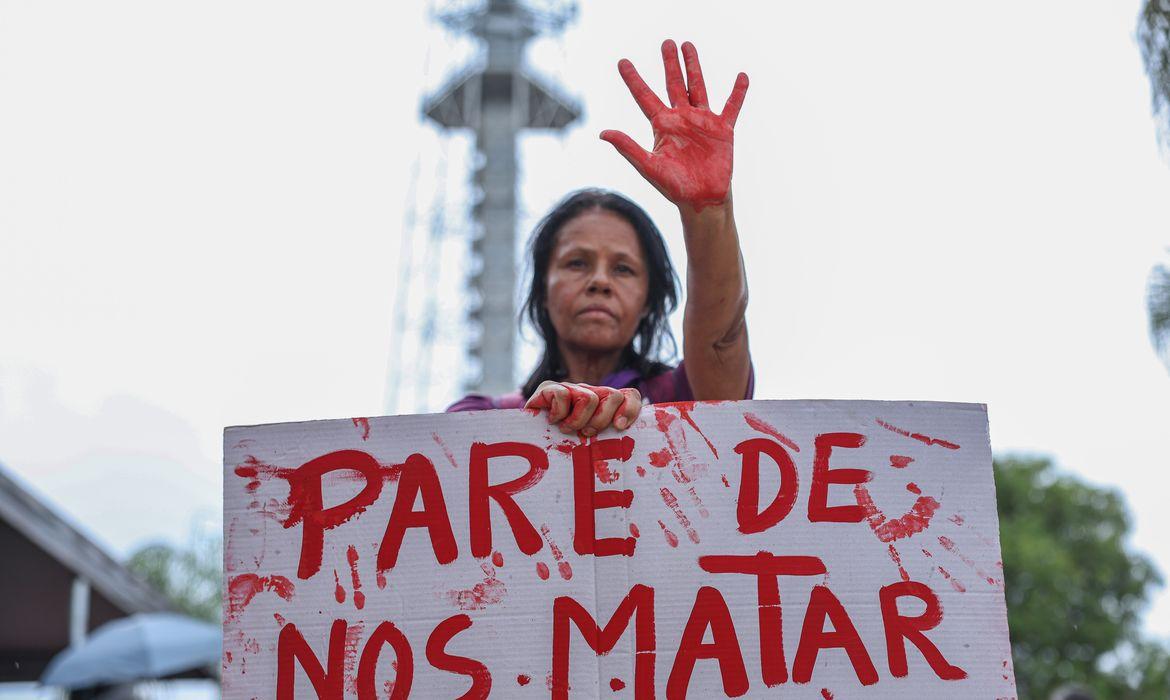 Mulheres protestam e denunciam feminicídios e omissão do Estado