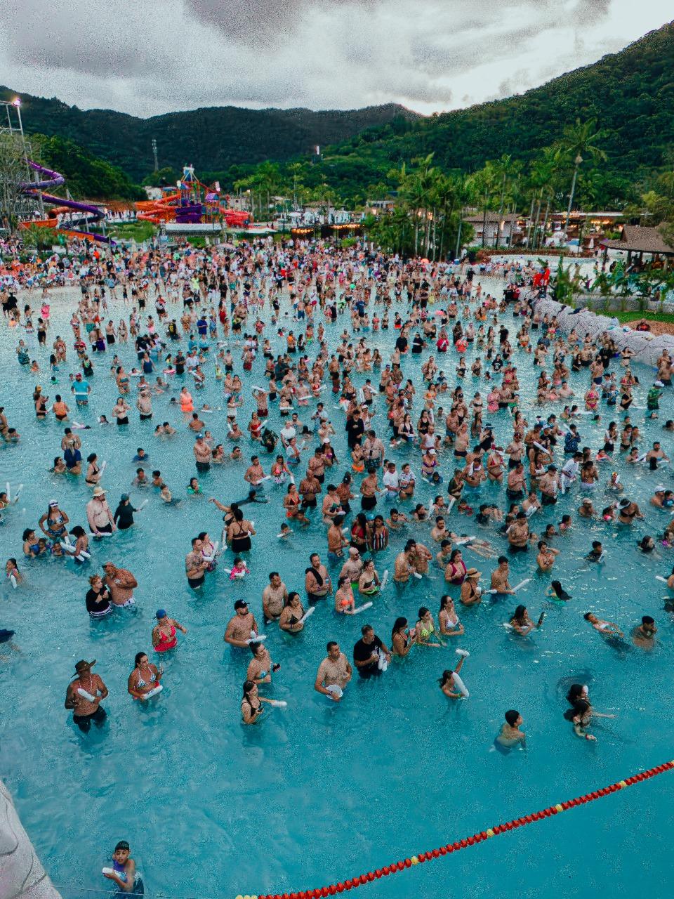 “Pool party” com DJ Kako agita Multiparque de Balneário Camboriú nesta sexta