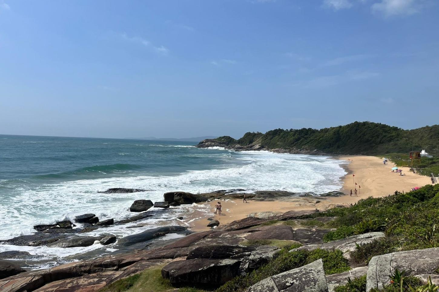 Prefeitura de Balneário Camboriú realiza operação integrada com a Polícia Militar na Praia do Pinho