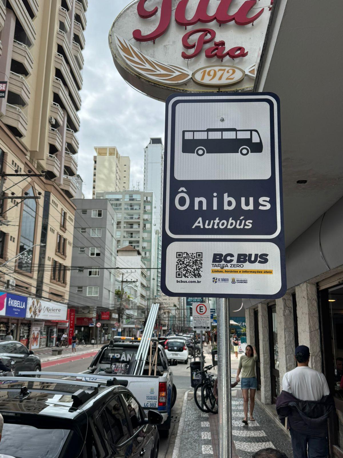BC Trânsito instala novas placas de parada de ônibus na Avenida Brasil