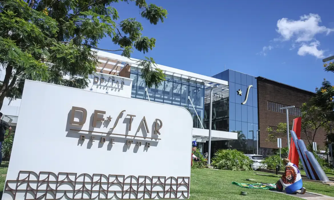 Bolsonaro recebe alta hospitalar e volta a cumprir pena na Polícia Federal