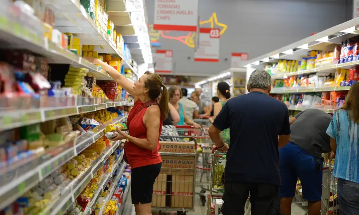Cesta básica fica mais cara em 17 capitais em dezembro