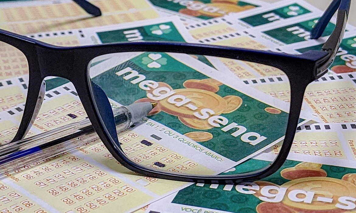 Mega-Sena acumula para R$ 50 milhões; sorteio será na terça (20)