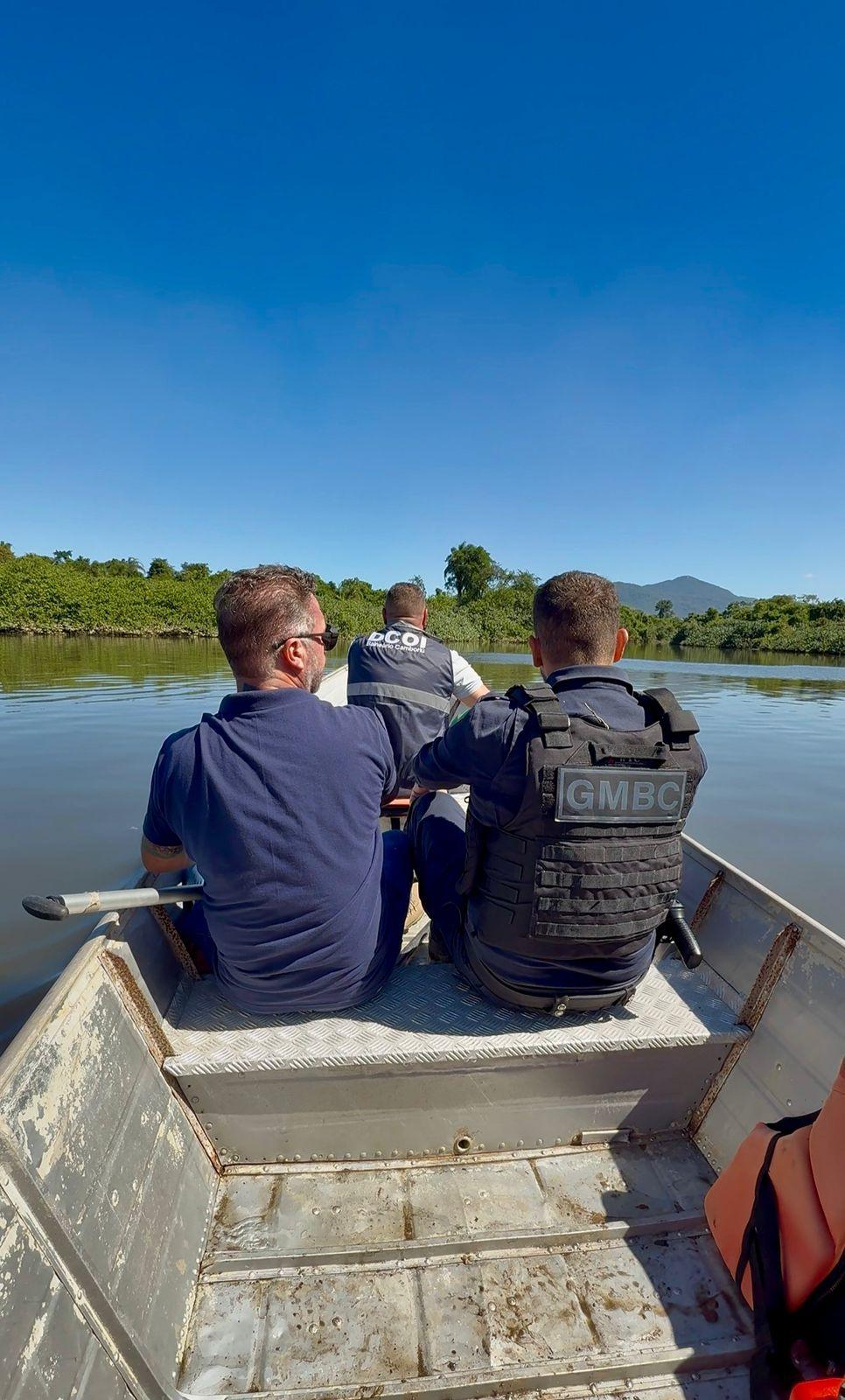 Ocupação irregular é alvo de operação no Rio Camboriú