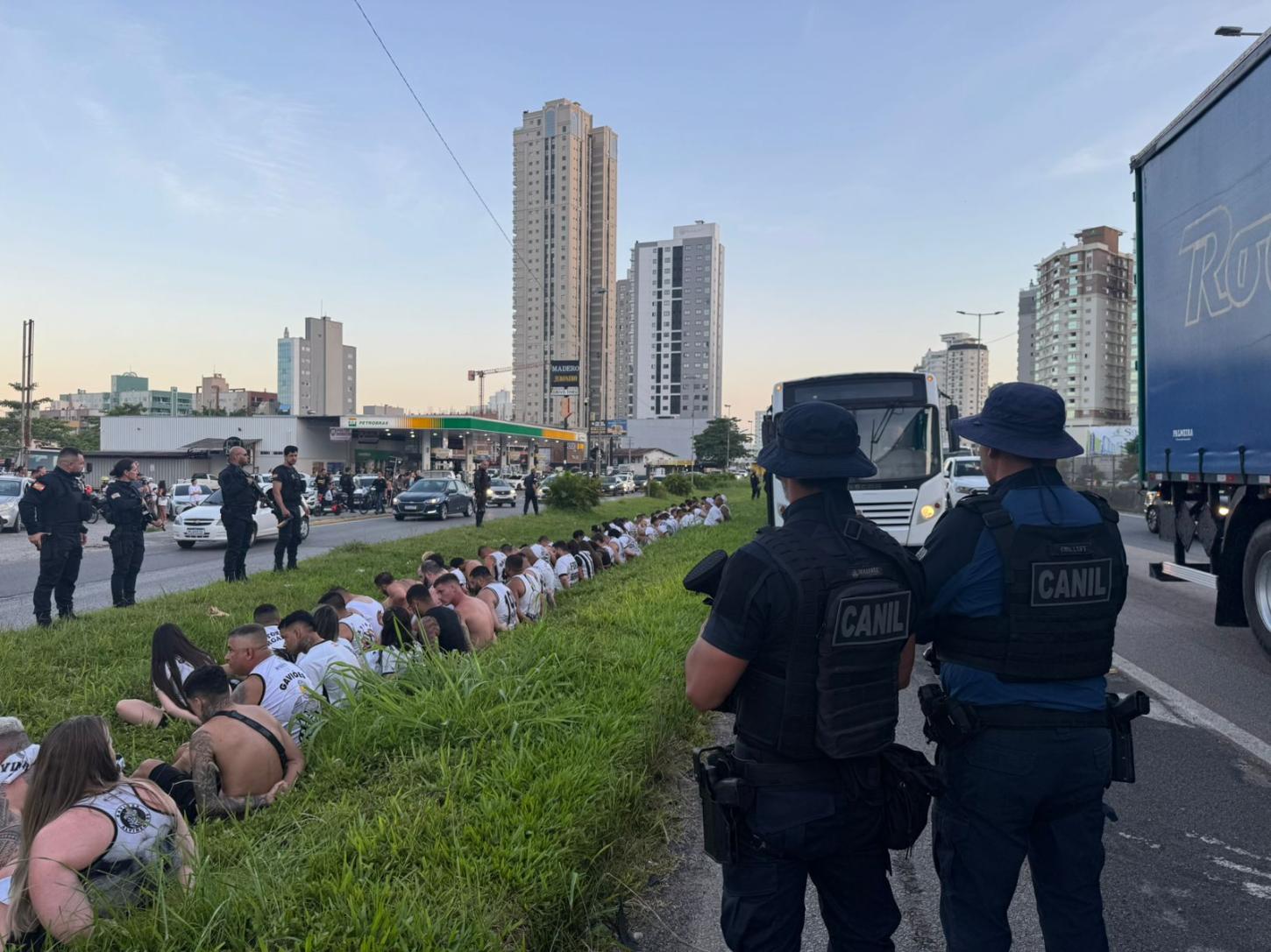 Ônibus  com torcedores do Figueirense e parado em Itapema após atos de vandalismo