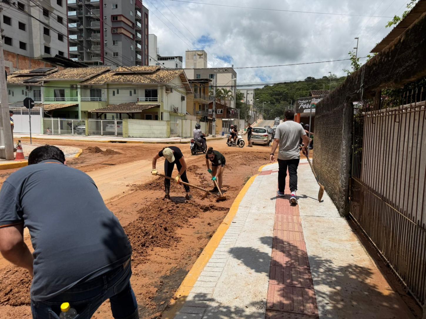 Prefeito Leonel Pavan age com rapidez para minimizar danos causados pelas fortes chuvas em Camboriú