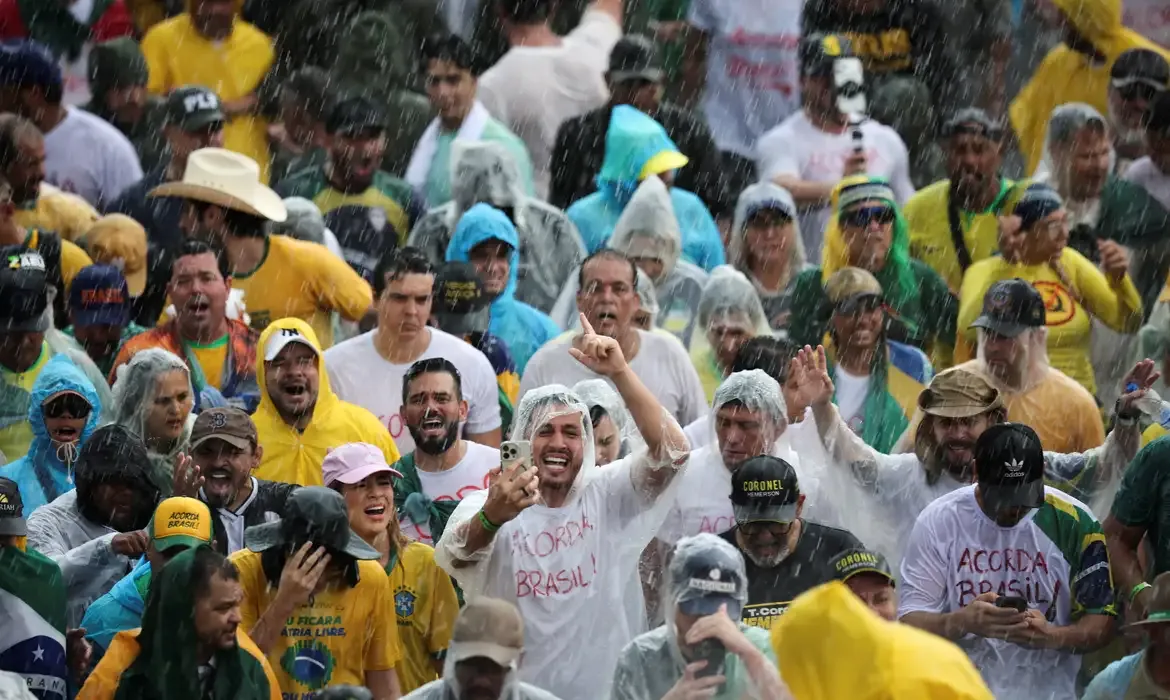 Raio atinge manifestantes na Praça do Cruzeiro, em Brasília