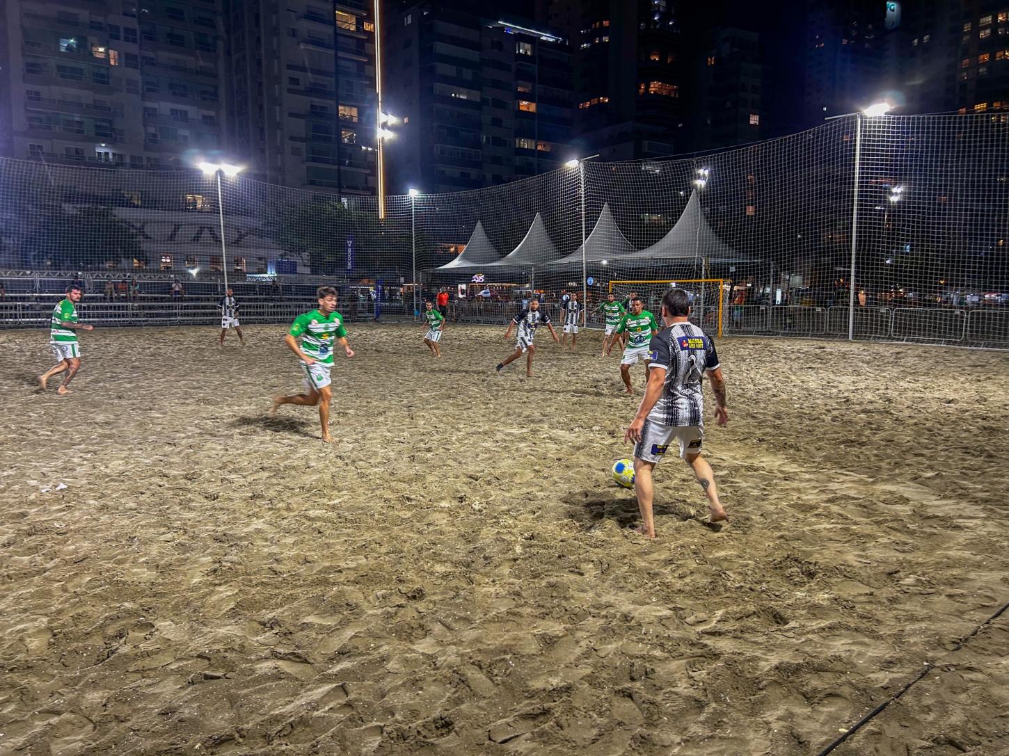 Abertura do Campeonato Paralelo de Futebol de Areia agita a Praia Central de Balneário Camboriú