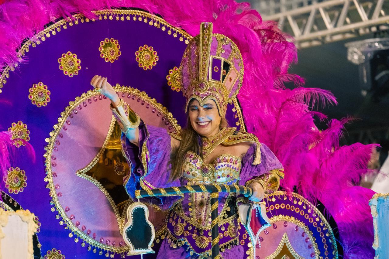 Após percorrer 27 municípios no Oeste, Paulinha prestigia Carnaval em Joaçaba