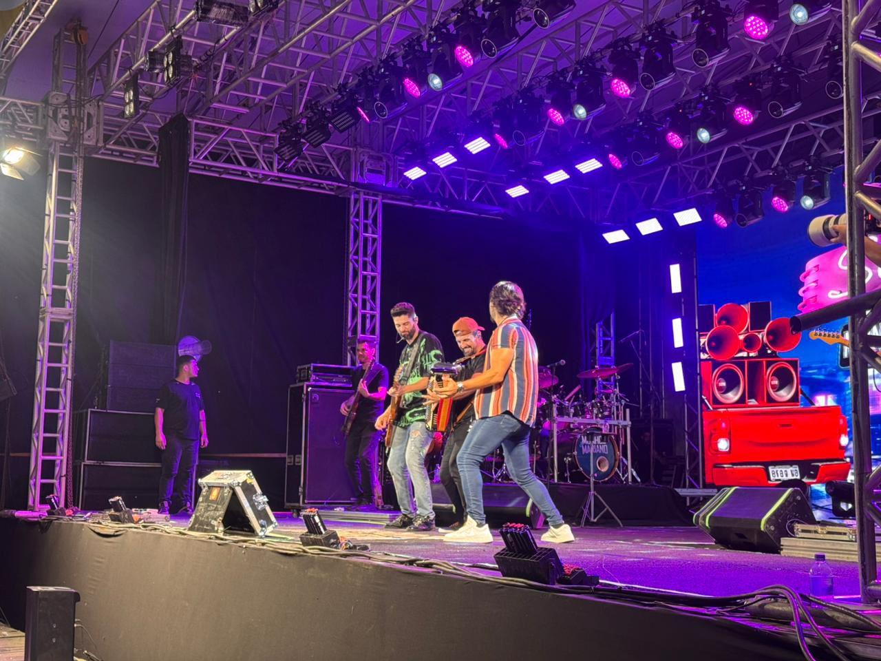 Arena Viva Verão lotada marca terceiro dia de Carnaval em Itapema