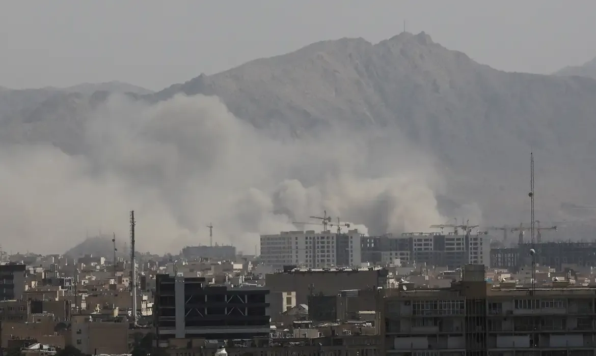 Ataque em escola mata 57 estudantes, diz Irã