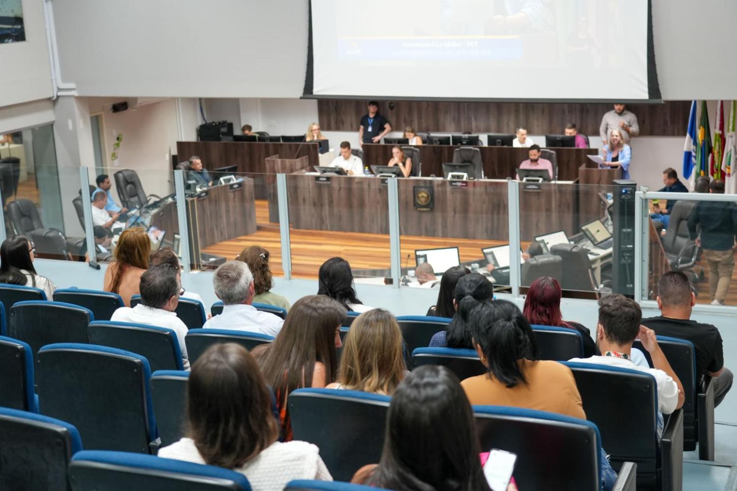 Câmara de Balneário Camboriú aprova projeto de reajuste aos professores