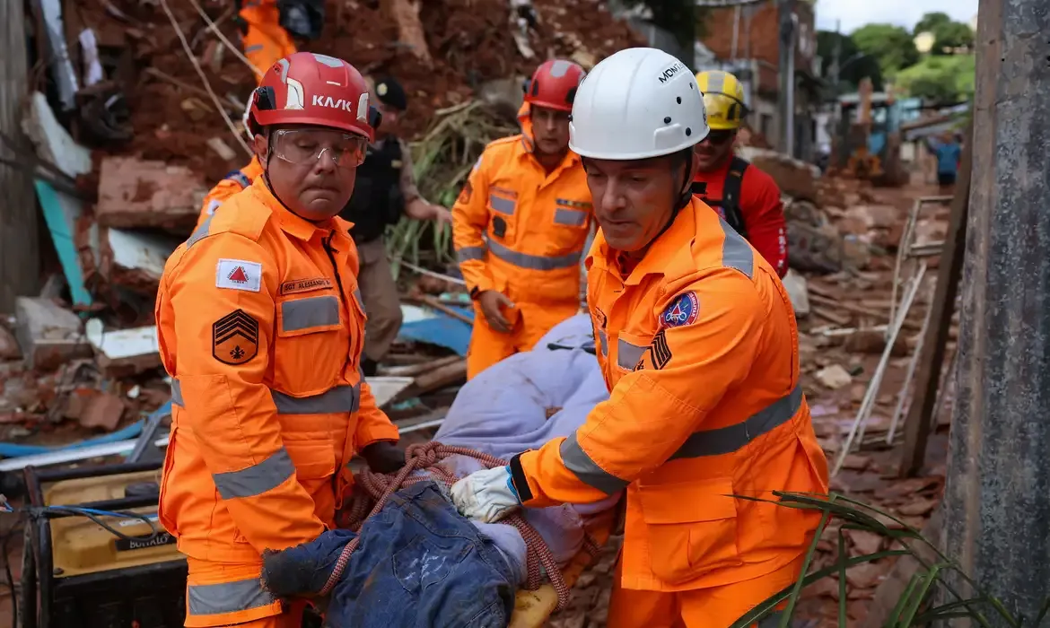 Chuvas fortes deixam 64 mortos em Juiz de Fora e Ubá