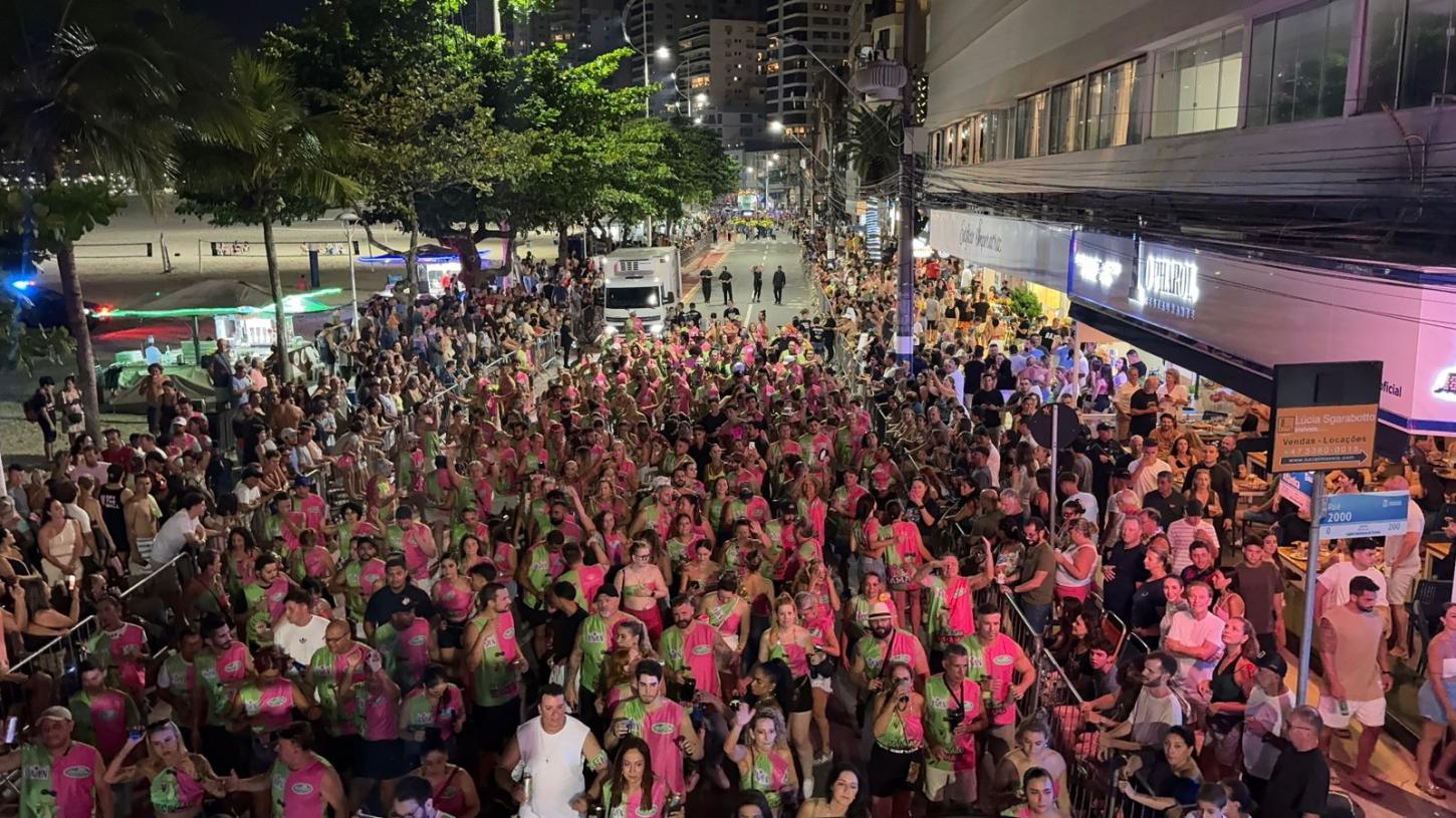 Desfiles de blocos na Avenida Atlântica encerram com grande participação de público
