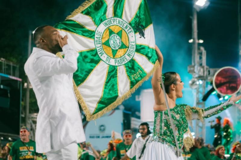 Escola de Samba do Rio de Janeiro agita foliões neste sábado em Itajaí