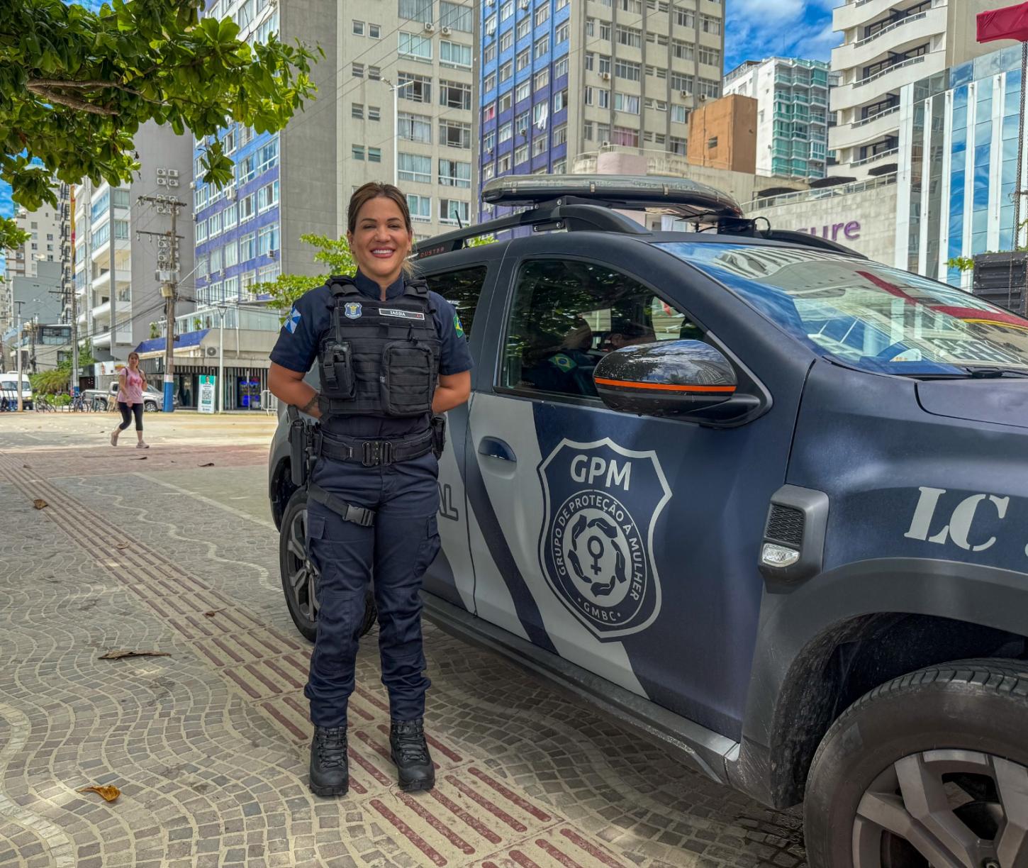 Guarda Municipal de Balneário Camboriú orienta mulheres com dicas de segurança para o Carnaval