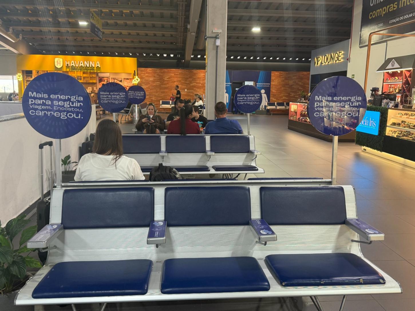 Navegantes é o primeiro aeroporto da Motiva com carregadores de celular por indução nas longarinas