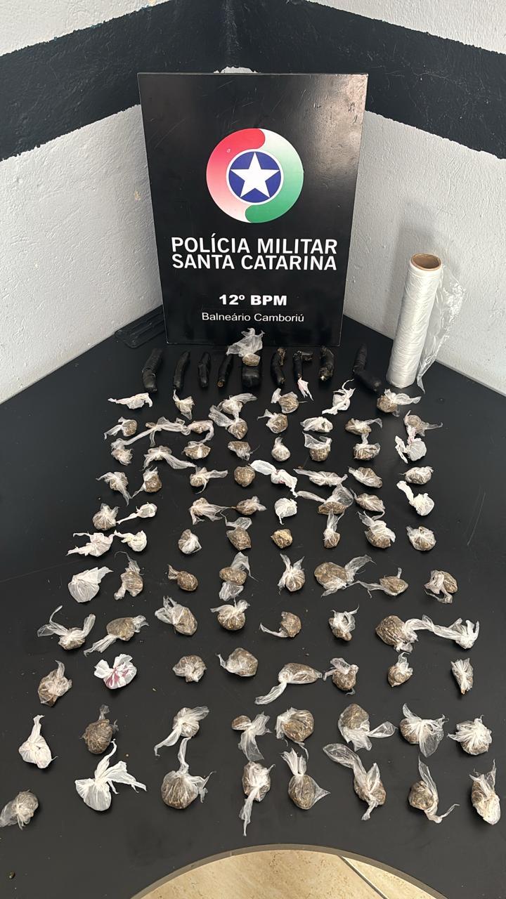 Polícia Militar prende mulher de 22 anos por tráfico de drogas na Praia de Laranjeiras