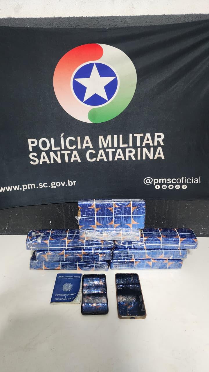Polícia  Militar prende três suspeitos de tráfico de drogas em Itajaí