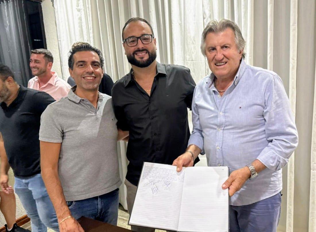 Prefeito Leonel Pavan transmite cargo ao presidente da Câmara, que assume interinamente o Executivo de Camboriú