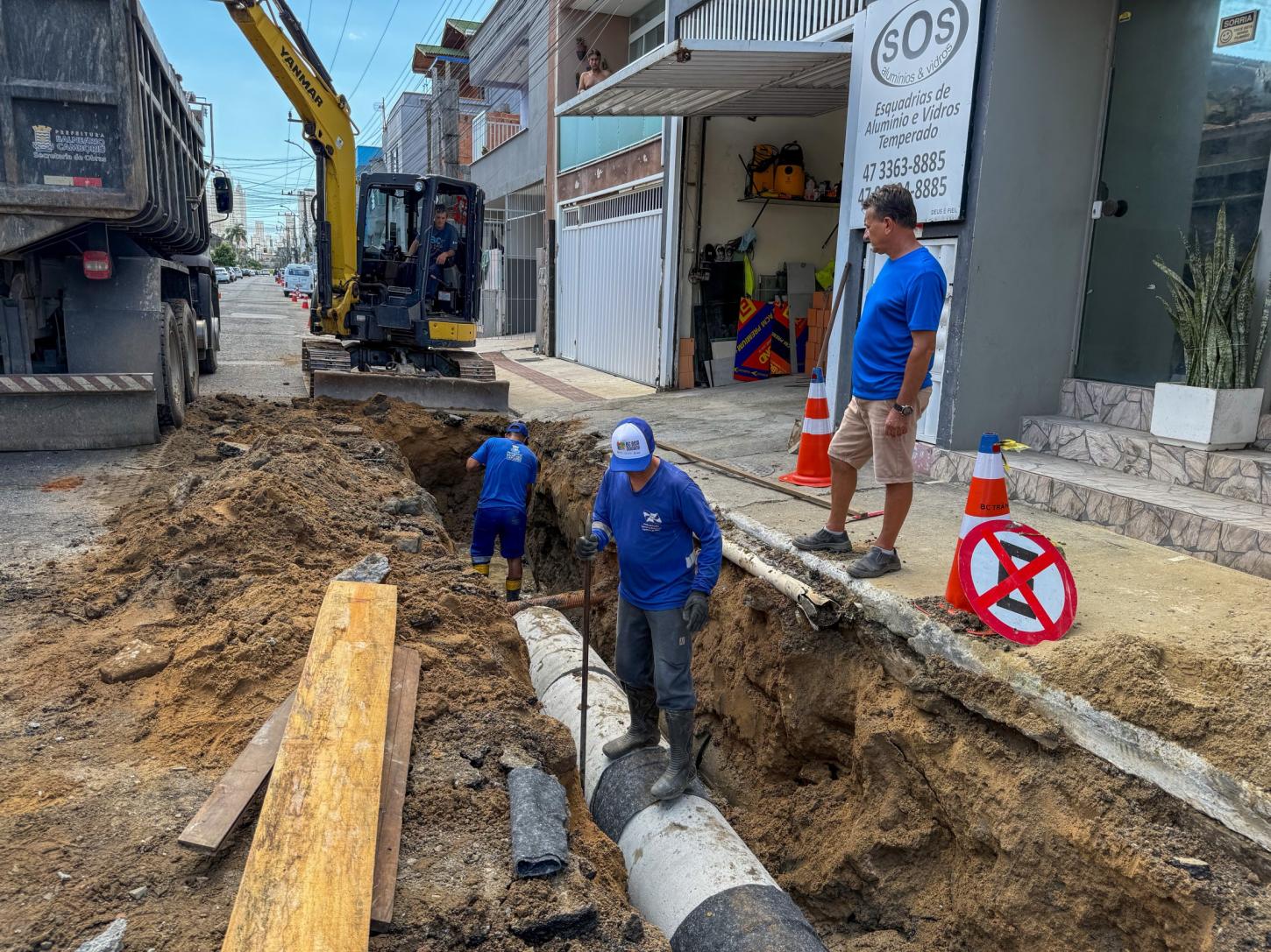 Rua Chapecó, no Bairro dos Municípios, recebe obra de drenagem