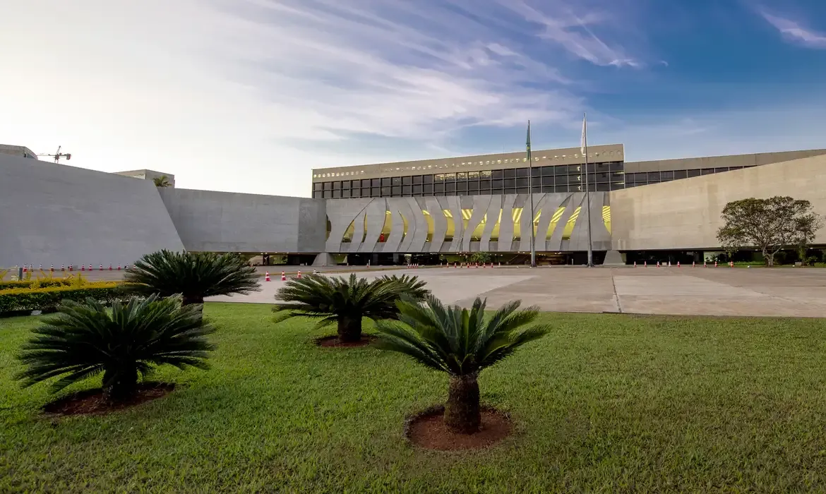 STJ afasta cautelarmente ministro acusado de importunação sexual