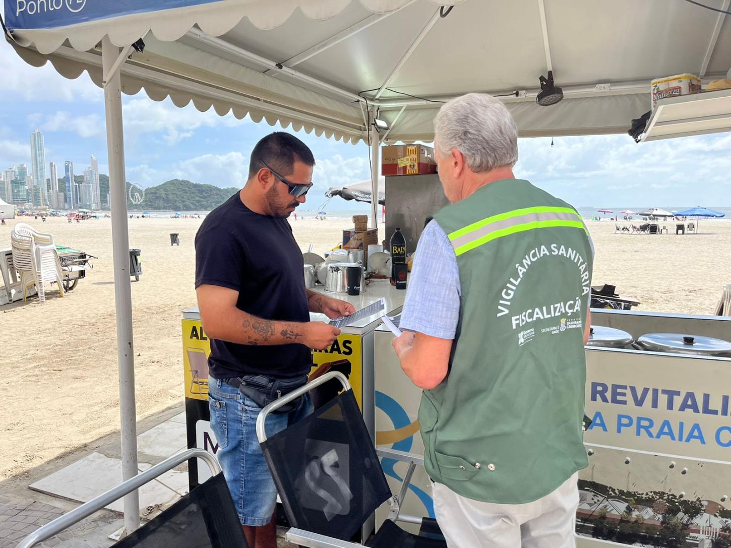 Vigilância Sanitária realiza orientação sobre riscos de alimentar pombos em Balneário Camboriú
