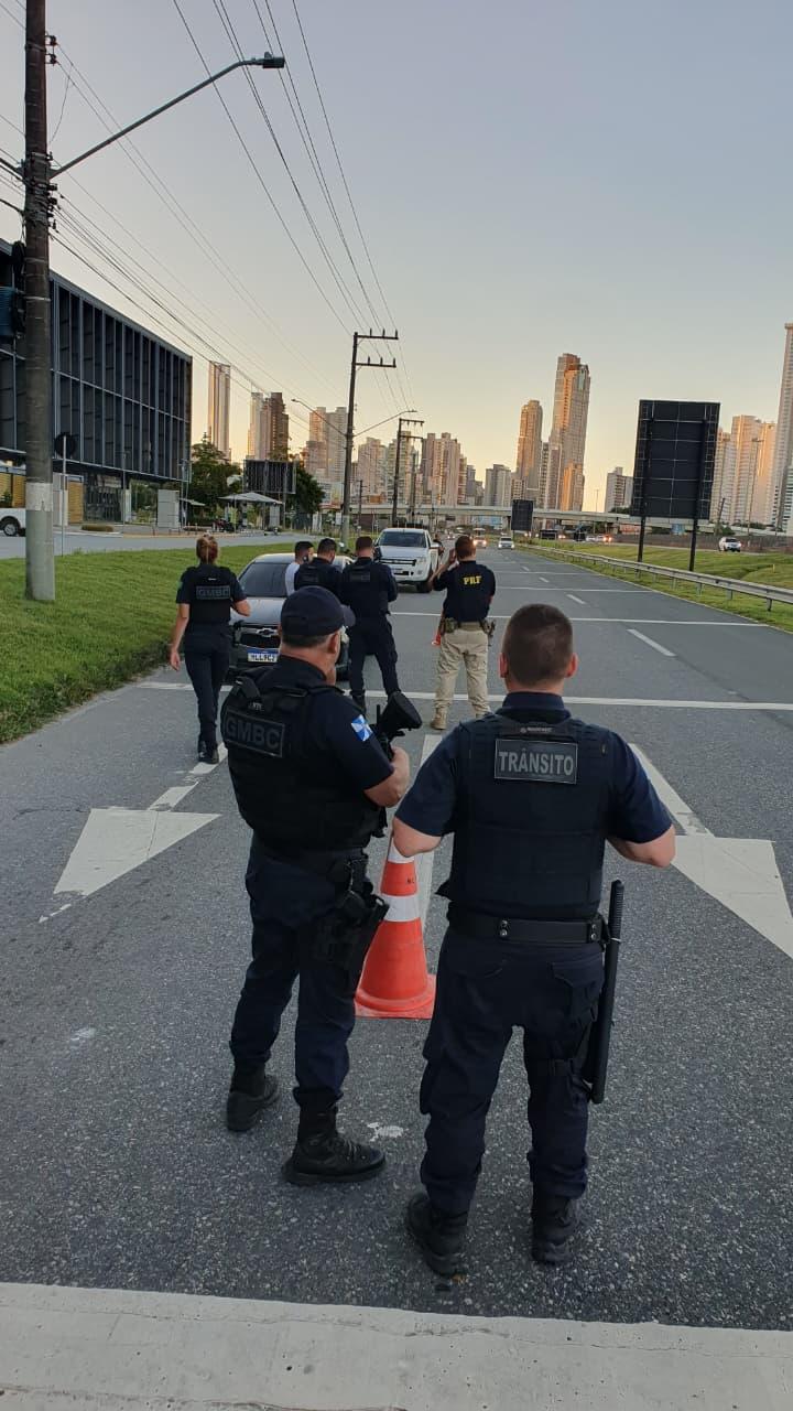 Ação conjunta amplia fiscalização e atuação integrada nas marginais de Balneário Camboriú