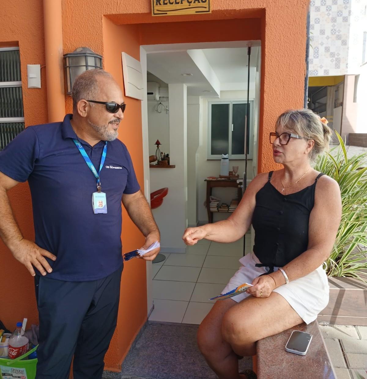 Ação de conscientização orienta moradores do Centro de Bombinhas sobre descarte na rede de esgoto