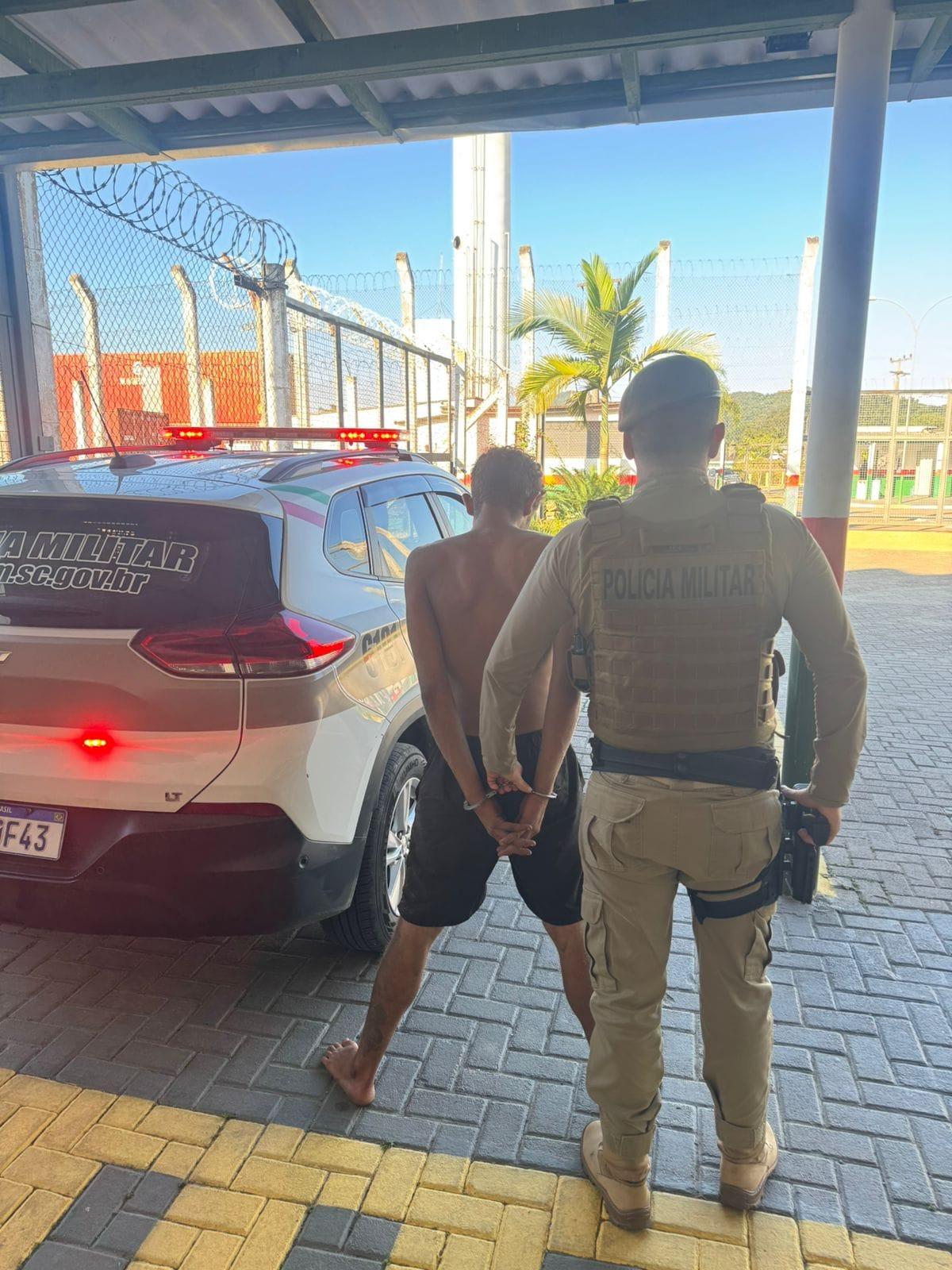 Acompanhamento policial, prisões por tráfico e cumprimento de mandados marcam fim de semana de intensa atuação do 12º Batalhão de Polícia Militar em Balneário Camboriú