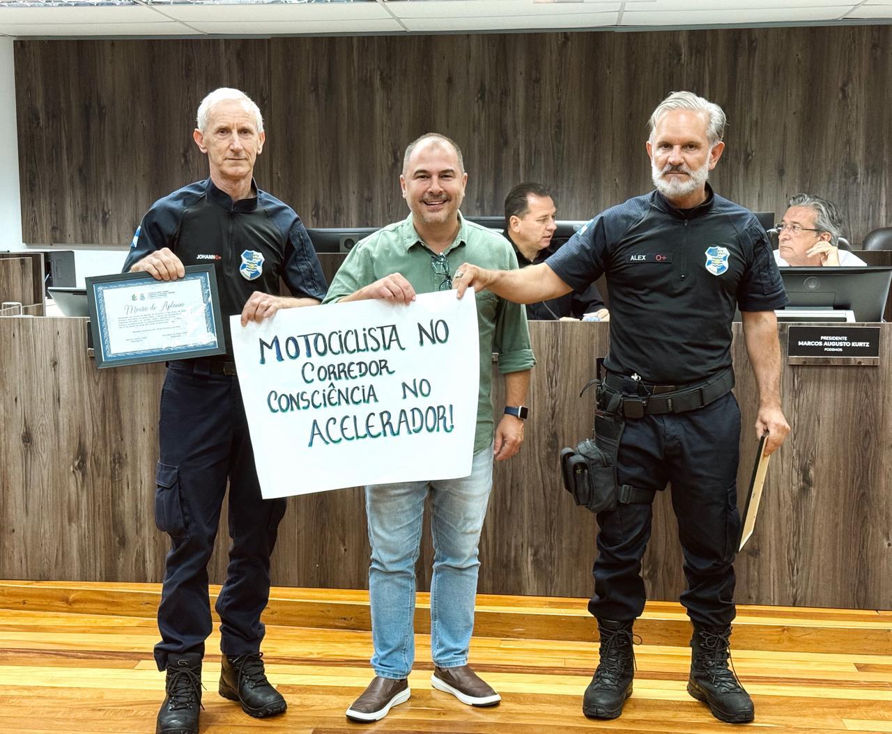 Agentes da BC Trânsito recebem moção de congratulação por ato de bravura