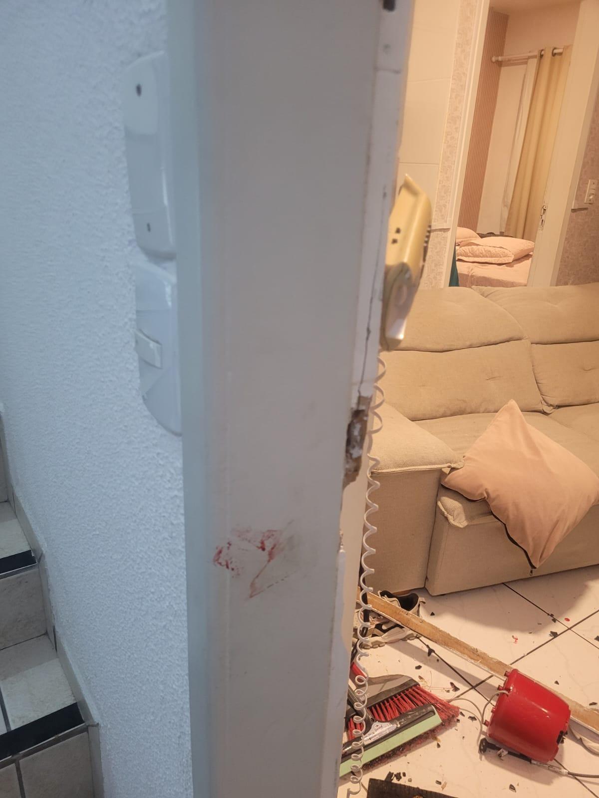 Após invadir apartamento e investir com faca contra uma mulher, homem é morto pela Policia Militar