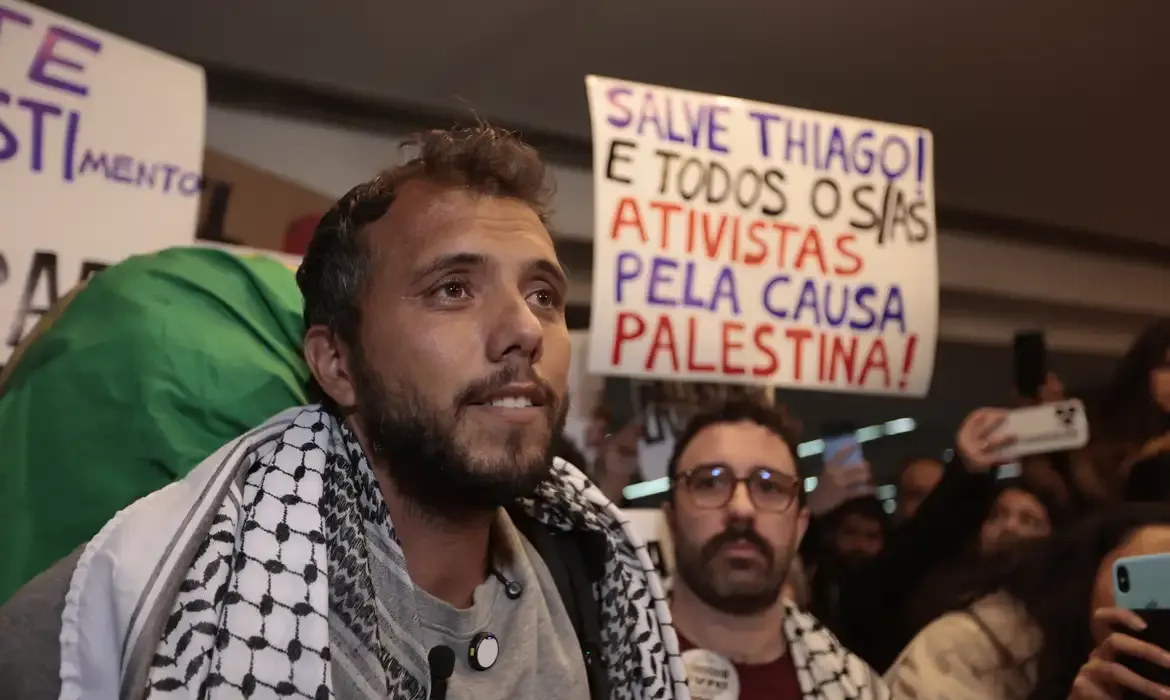 Ativista brasileiro é deportado da Argentina por ordem de Milei