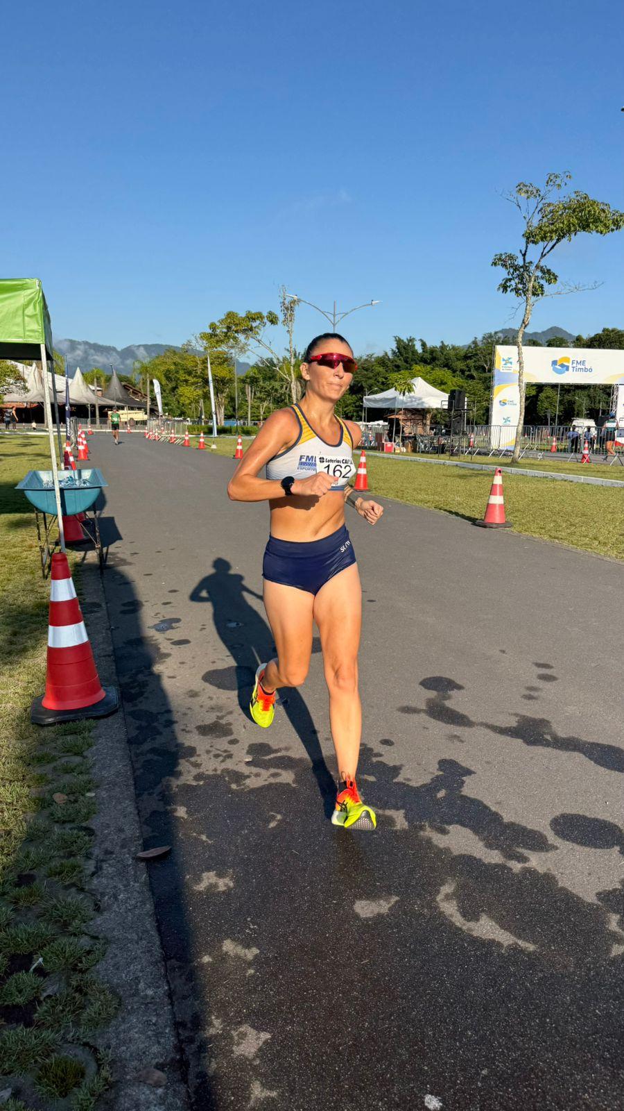 Atleta de Balneário Camboriú se consagra campeã da Meia Maratona da Copa Catarinense de Marcha Atlética