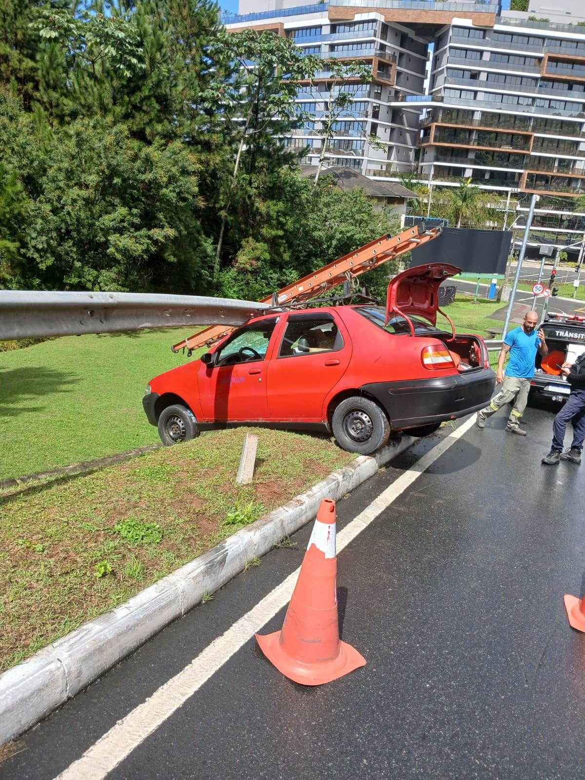 Avenida Panorâmica é liberada após limpeza da via 