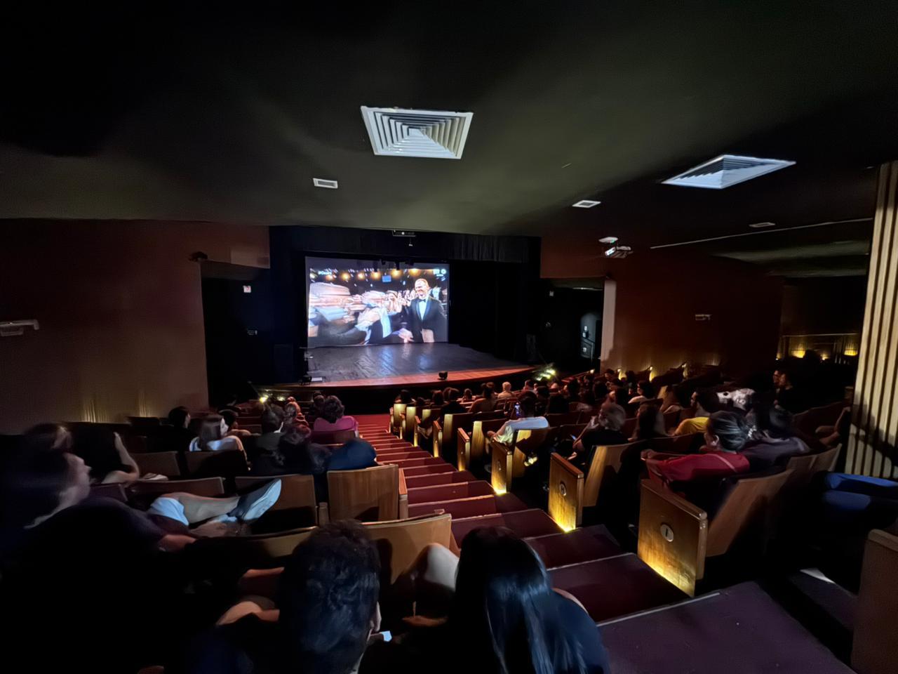 Cerca de 150 pessoas assistem à transmissão do Oscar no Teatro Bruno Nitz