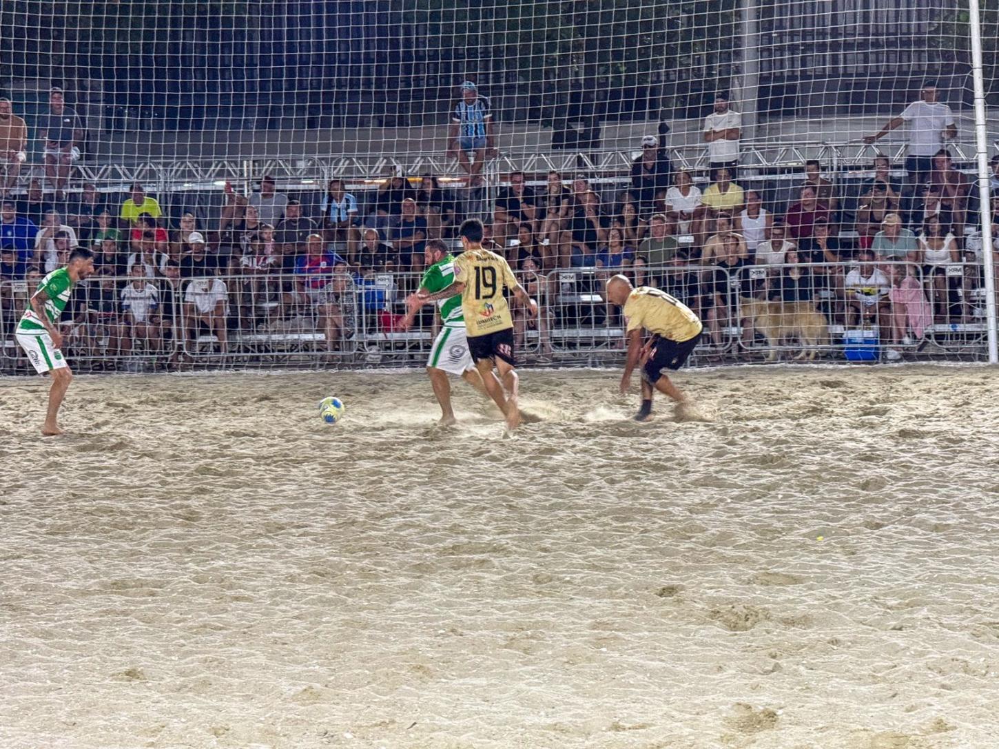 Decisão nos pênaltis e embate acirrado marcam finais do Campeonato Paralelo de Futebol de Areia em Balneário Camboriú 