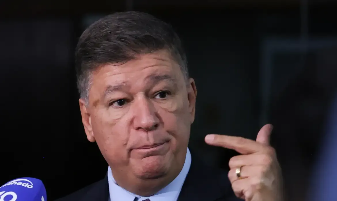 Dino dá 5 dias para senador explicar repasse de emendas à Igreja da Lagoinha