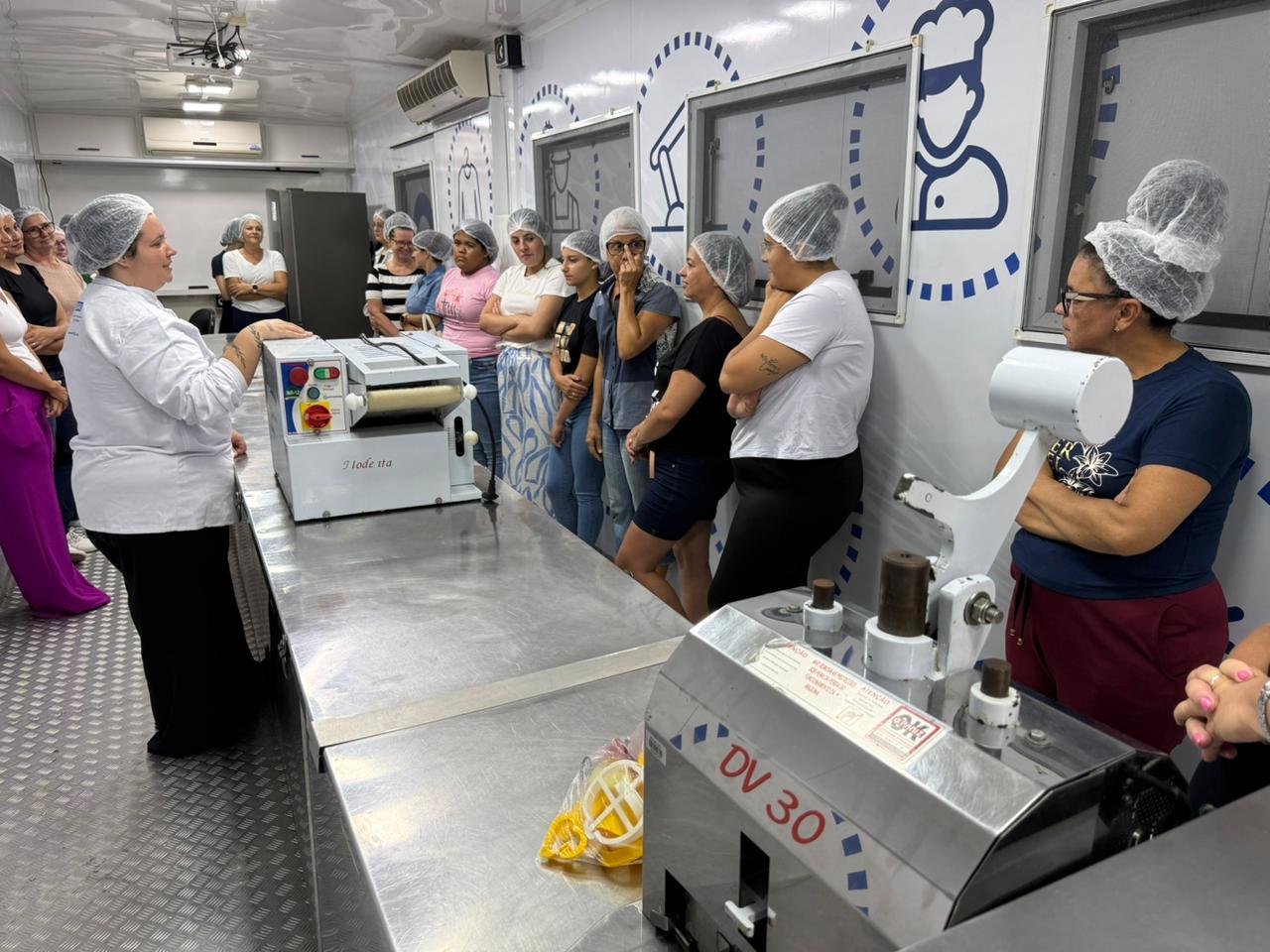 Escola Móvel do SENAI inicia aulas em Itapema pelo Programa Qualifica Itapema