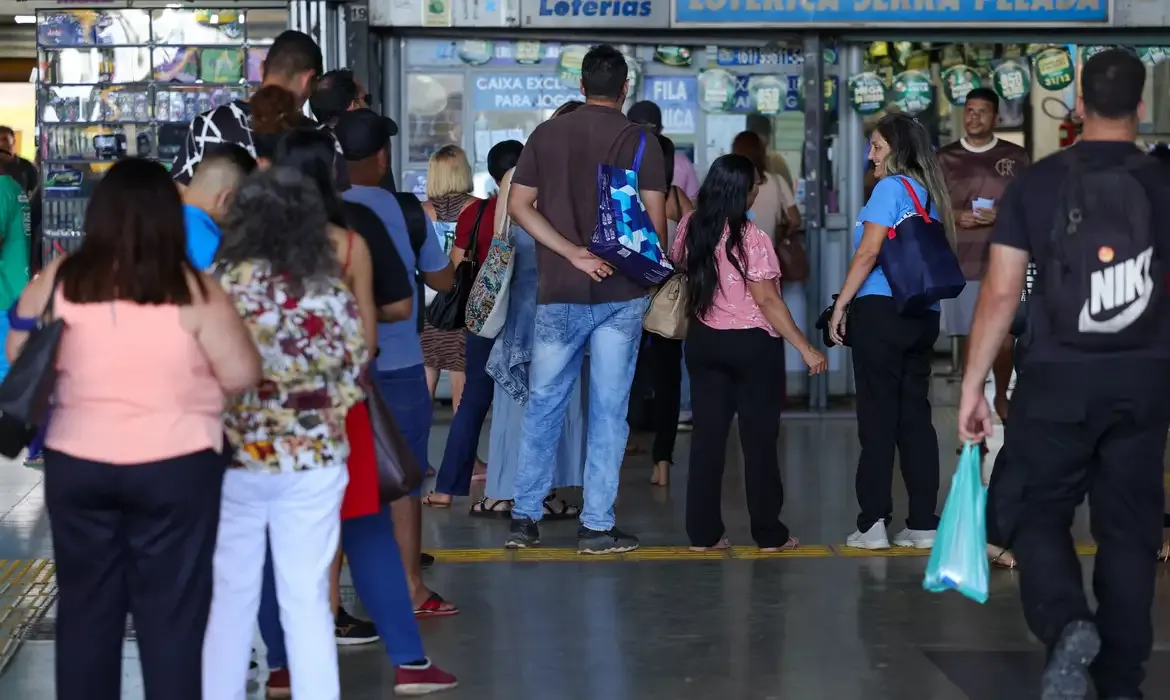 Mega-Sena acumula e prêmio principal vai para R$ 7,5 milhões