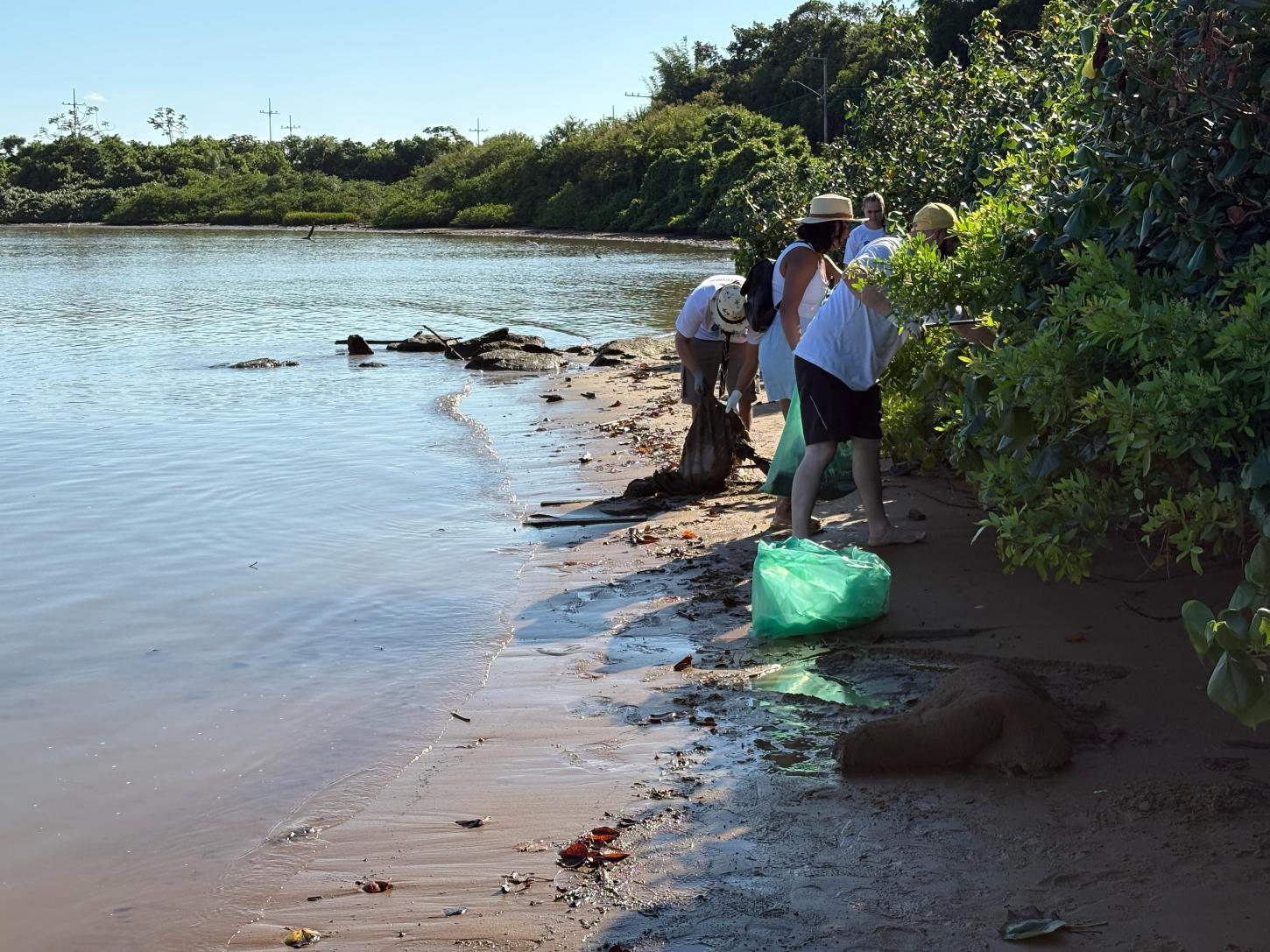 Mutirão recolhe 300 quilos de resíduos na Beira Rio e Molhes do Atalaia